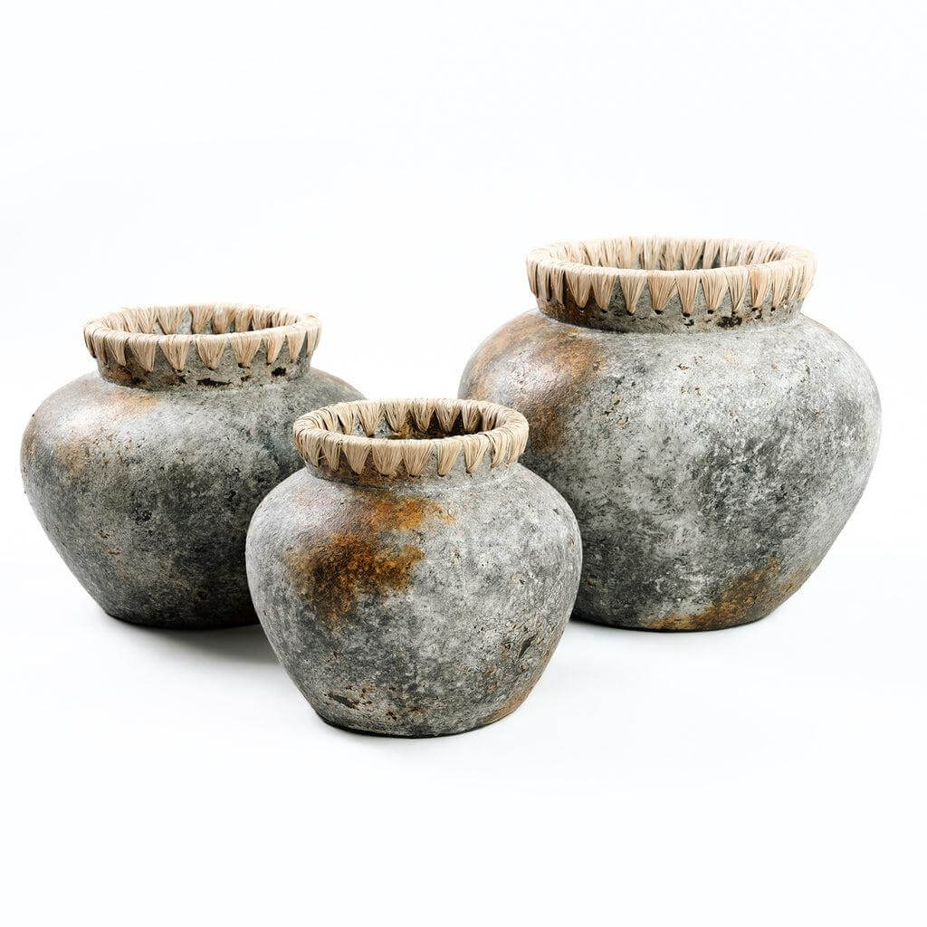 Antieke grijze terracotta vazen met raffiadetail voor droogbloemen, drie maten, perfect voor een kustgevoel in huis.