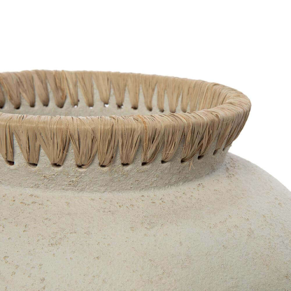Detail van De Styly Vaas - Beton Naturel met raffia rand, perfect voor droogbloemen en kustdecor in huis. Niet waterdicht.