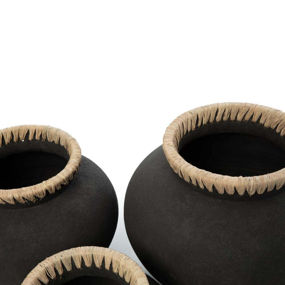 Zwarte terracotta vazen met raffia detail, ideaal voor droogbloemen. Beschikbaar in verschillende maten voor een kustgevoel in huis.