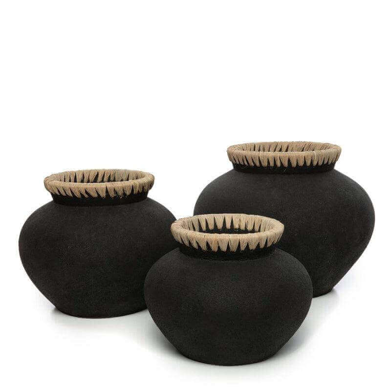 Drie zwarte terracotta vazen met raffia details, ideaal voor droogbloemen. Beschikbaar in maten S, M, L voor stijlvolle decoratie.