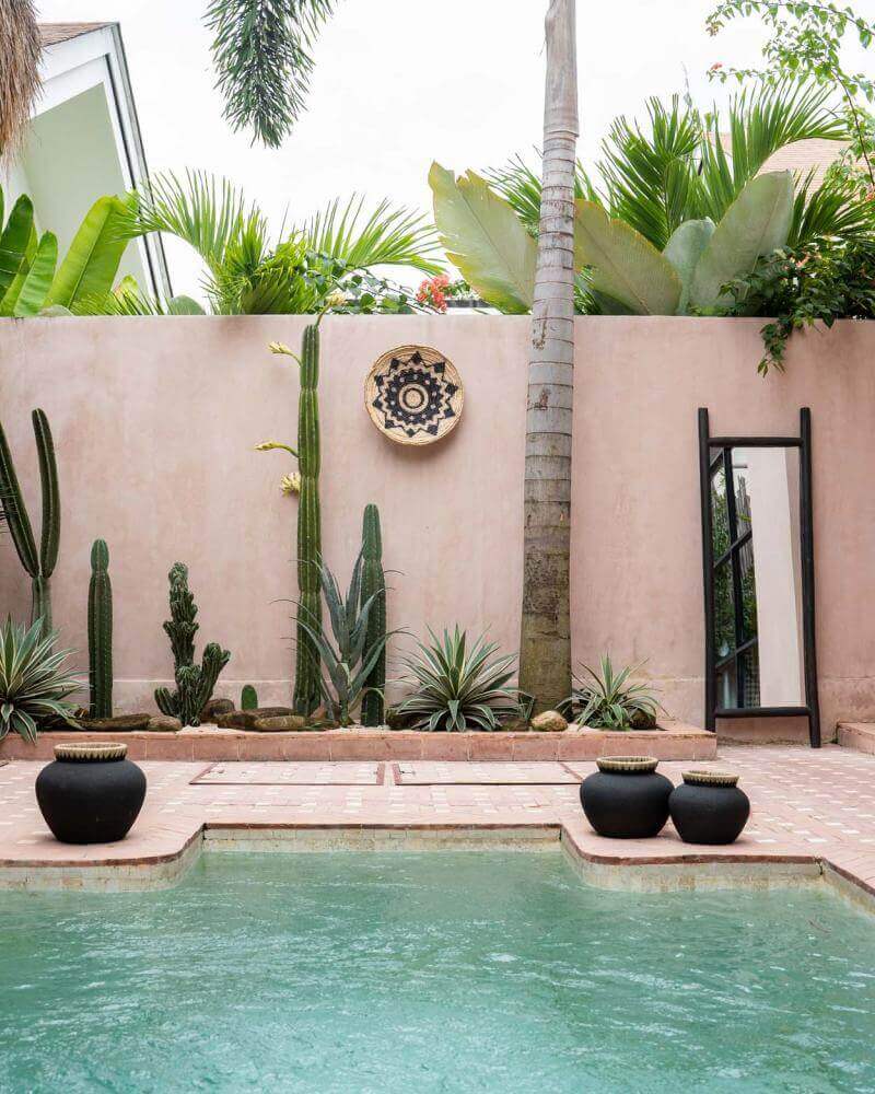 Stijlvolle tuin met zwembad, cactussen en De Styly Vaas. Perfect voor droge bloemen en kustvibes.