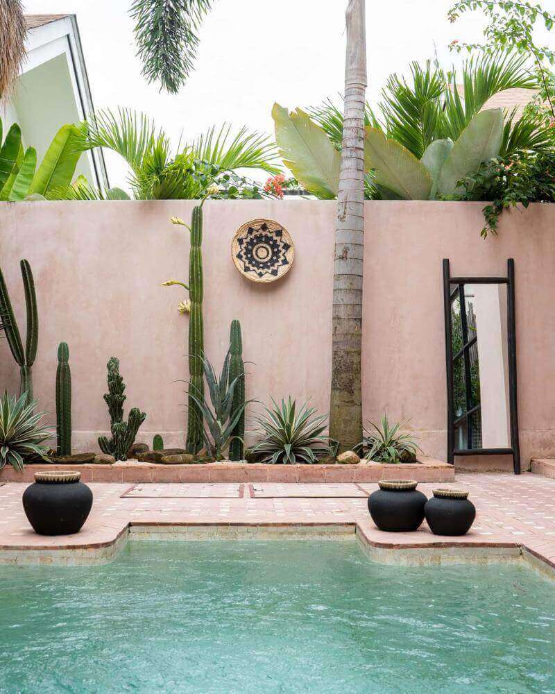 Stijlvolle tuin met zwembad, cactussen en De Styly Vaas. Perfect voor droge bloemen en kustvibes.