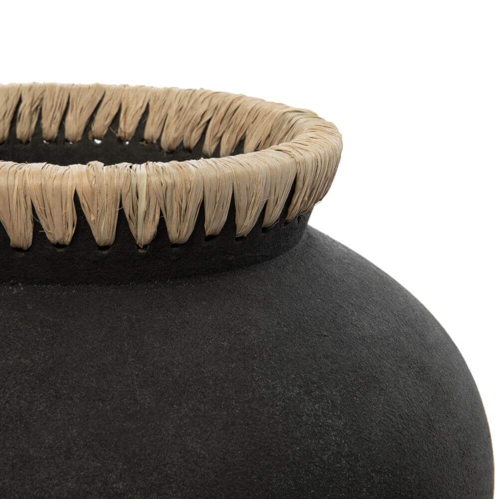 Zwarte terracotta vaas met natuurlijk raffia detail, ideaal voor droogbloemen, geeft kustvibes aan interieur. Niet waterdicht.