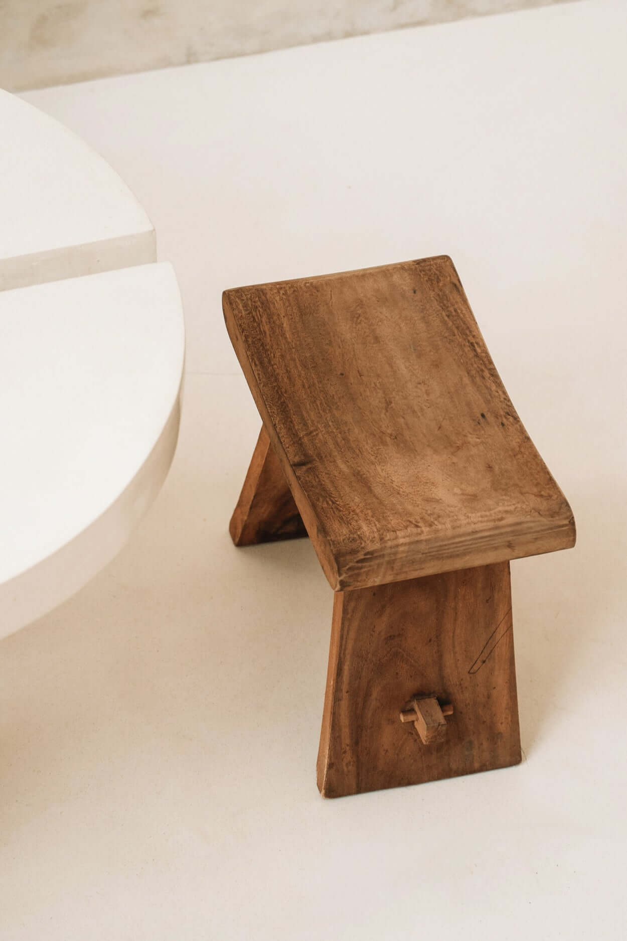 Suarhouten kruk, veelzijdig voor eetkamer of terras; klassieke stijl vol karakter, ideaal als bijzetkruk of handdoekenhouder.