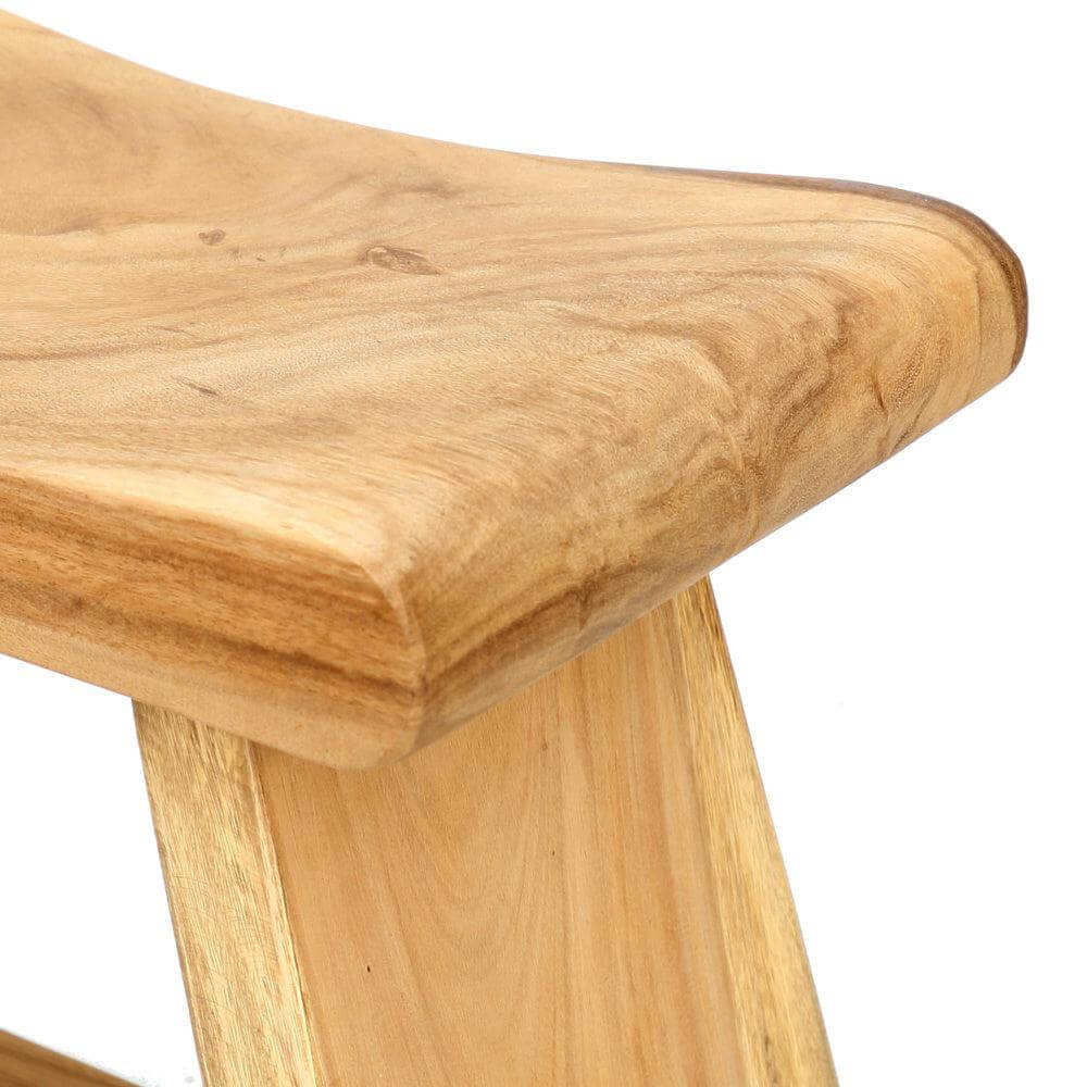 Detail van een De Suar kruk gemaakt van natuurlijk suarhout, perfect als eetkruk of bijzetkruk. Unieke tinten en patronen.
