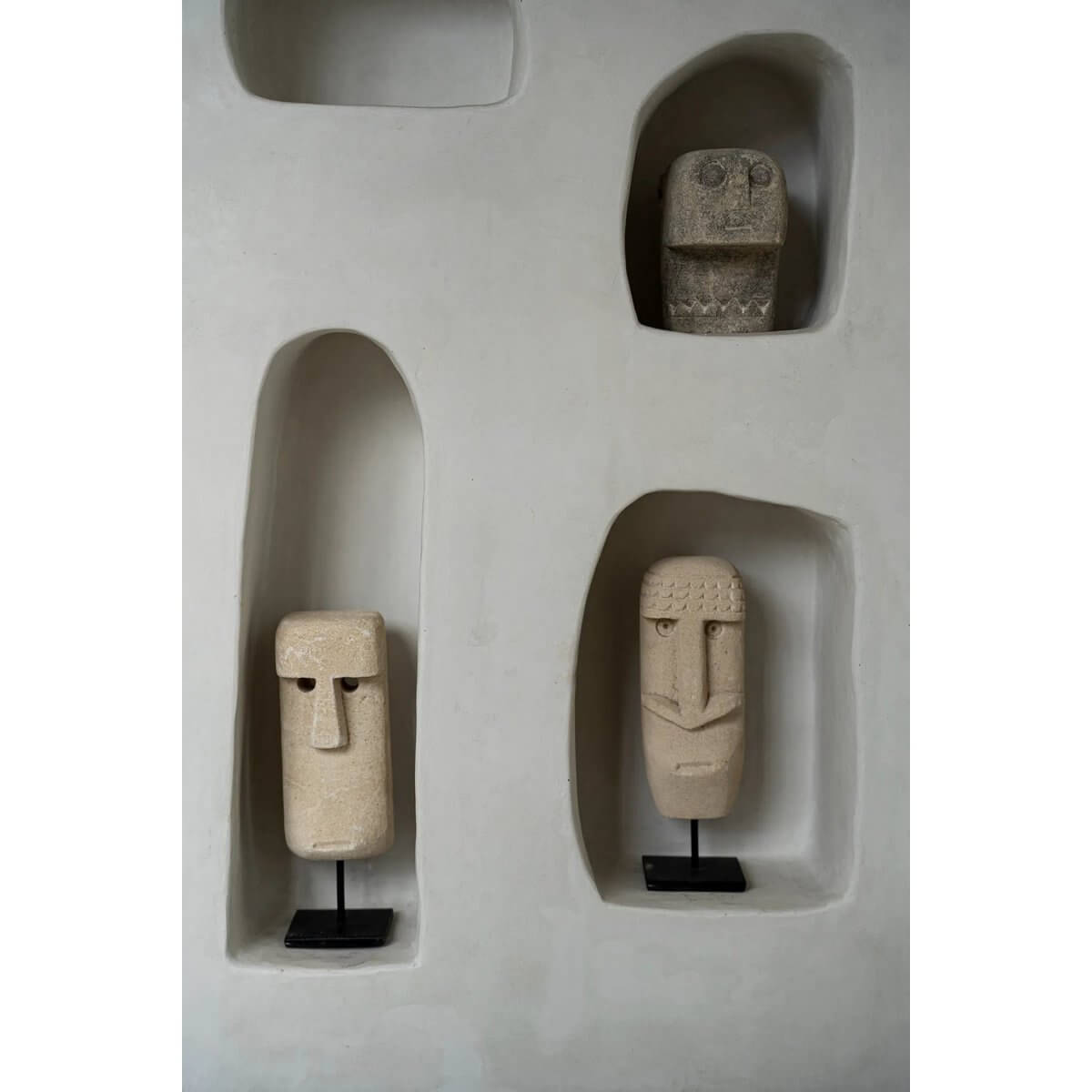 De Sumba-steen #21 on stand, handcrafted sandstone statues from Sumba, Indonesia. Bohemian decor with traditional charm.