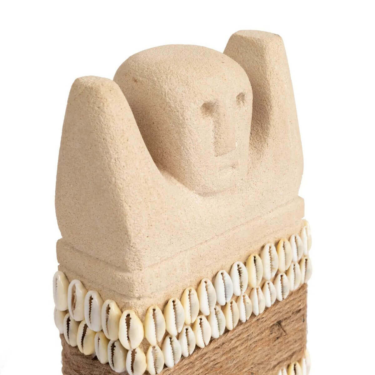 Handgesneden Sumba-steenbeeld met schelpen versieringen uit Indonesië, biedt bescherming en genezing volgens de lokale traditie.