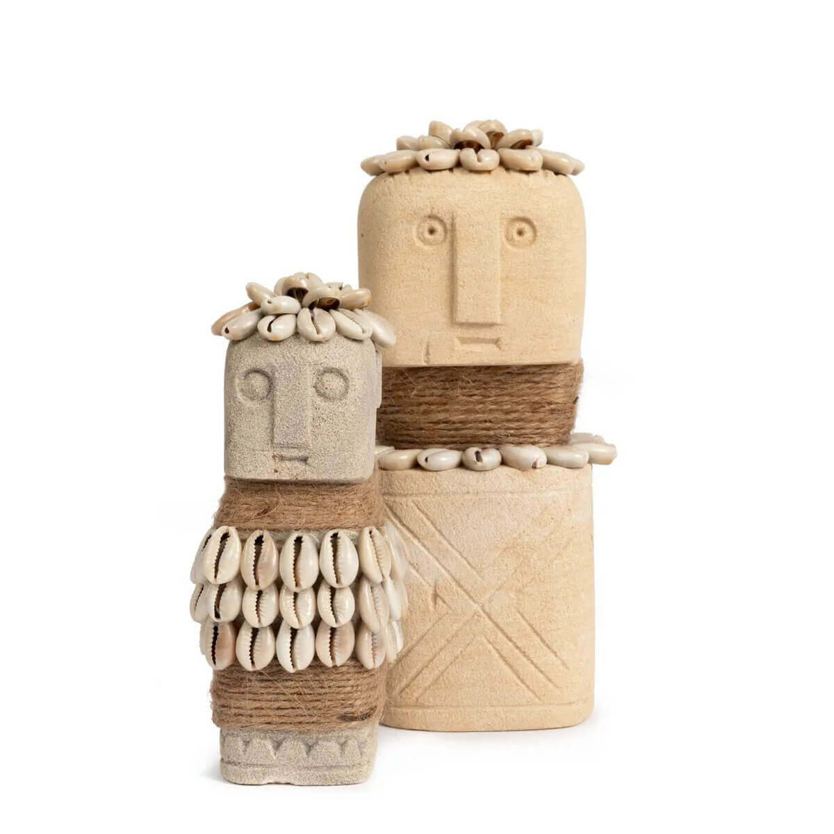 Twee handgemaakte Sumba-stenen beelden uit Indonesië, met traditionele beschilderingen en schelpen, bieden bescherming en genezing.