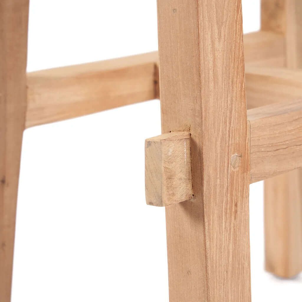 Detail van de Tabanan barkruk in gerecycled teakhout, duurzame keuze voor binnen en buiten.