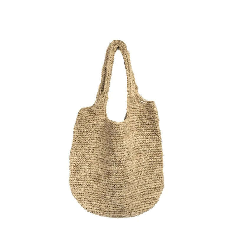 Natuurlijke raffia shopper van Bazar Bizar Living, handgemaakt met organische vorm. Perfect voor weekendavonturen. Breedte: 17cm.