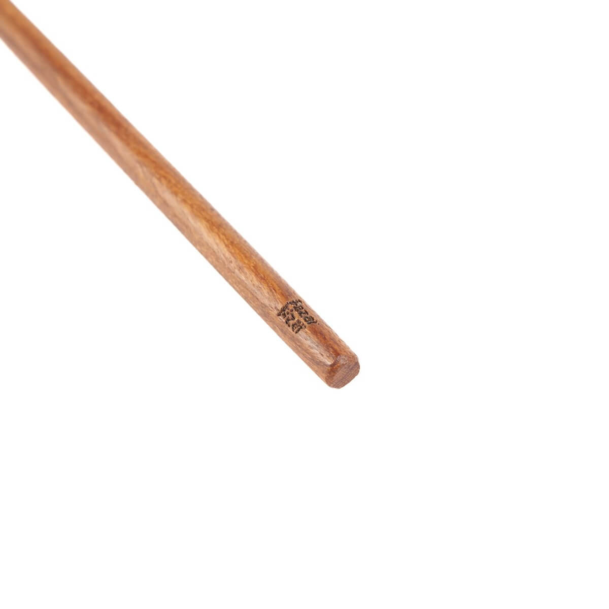 Close-up of the De Teak Root Flat Doseerlepel handle with Bohemian style, showcasing teak wood's unique grain pattern.