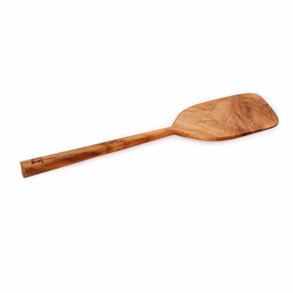 Bohemian style teak root spatula, ideal for cooking and serving. Made from sustainable wood by Bazar Bizar Living. Width: 6cm, Length: 28cm.