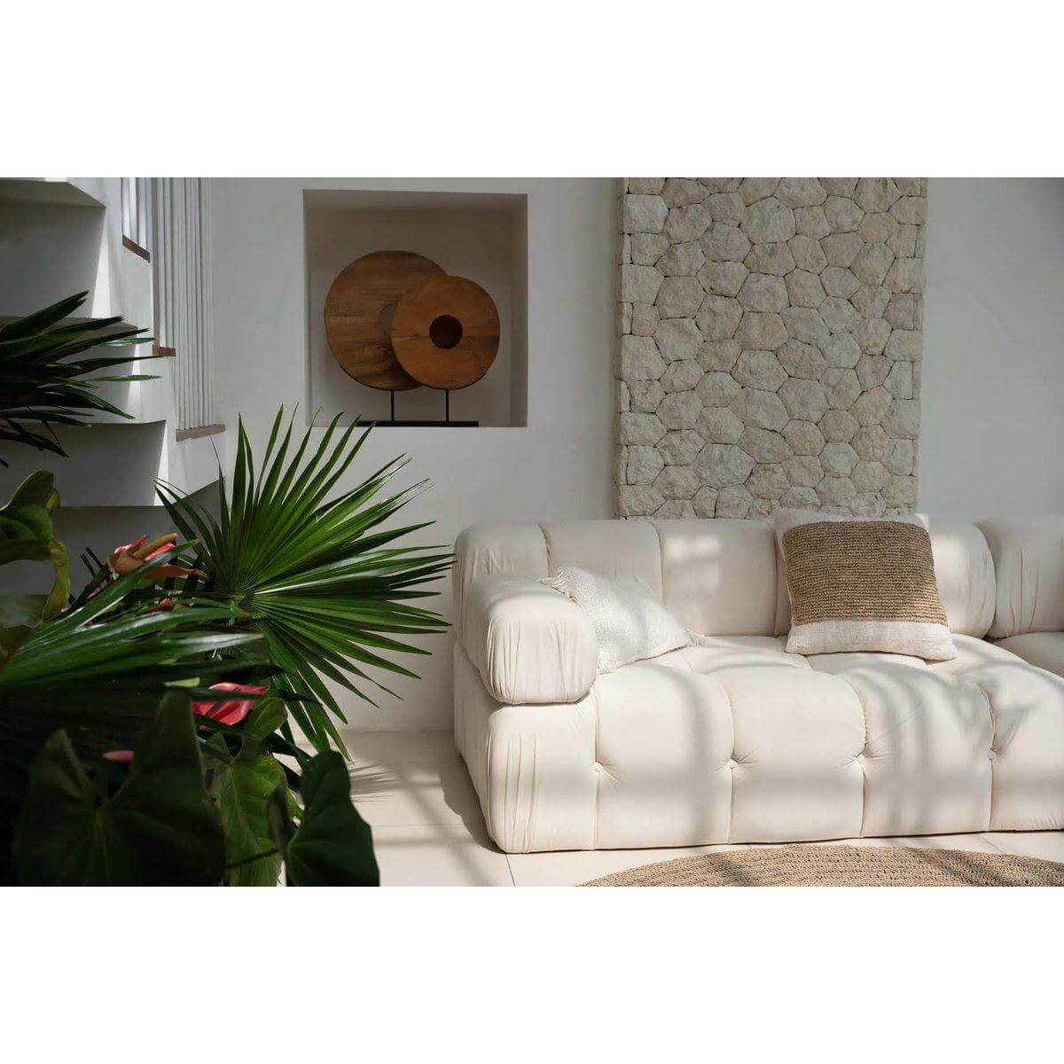 Stijlvol interieur met teakhouten cirkeldisplay en witte sofa, perfect voor moderne woonruimtes.