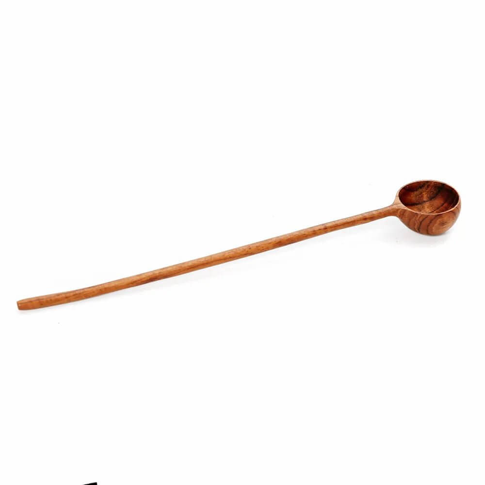 De Teakwortel Doseerlepel by Bazar Bizar Living, a bohemian-style brown wooden measuring spoon, perfect for serving spices elegantly.