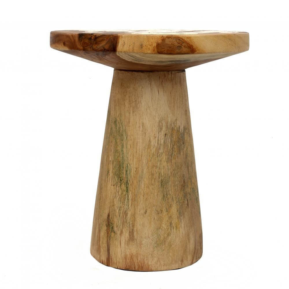Houten De Timber Conic bijzettafel met uniek design en natuurlijke scheuren, handgemaakt van Munggur hout. Compact en stijlvol interieurstuk.
