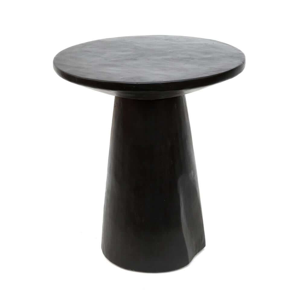 De Timber Conic Bijzettafel - Zwart, handgemaakt van Munggur hout, met unieke natuurlijke scheuren en markeringen.