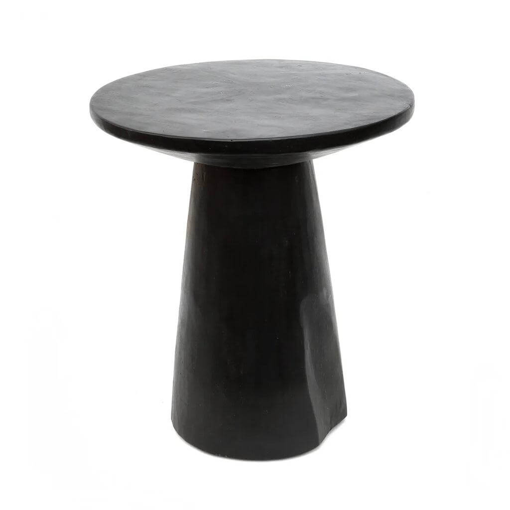 Zwarte De Timber Conic Bijzettafel van Munggur hout, handgemaakt met unieke kleur- en formaatverschillen, ideaal voor kleine ruimtes.