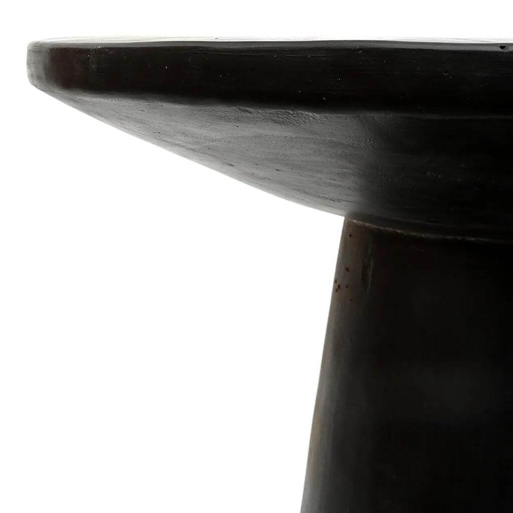 De Timber Conic bijzettafel in zwart, handgemaakt van Munggur hout, uniek met natuurlijke scheuren en barsten, perfect voor elke ruimte.
