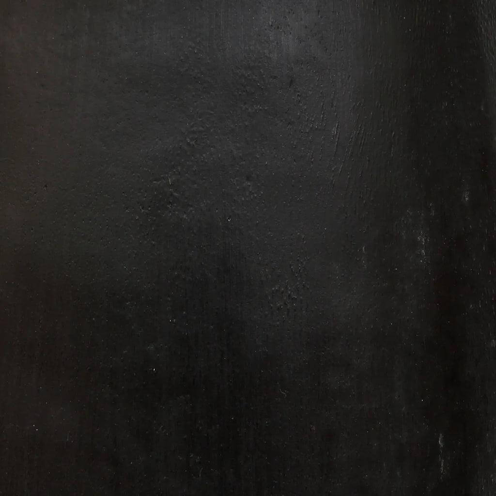 Close-up van zwart Munggur hout van de De Timber Conic Bijzettafel, met unieke natuurlijke scheuren en markeringen voor een karaktervol design.