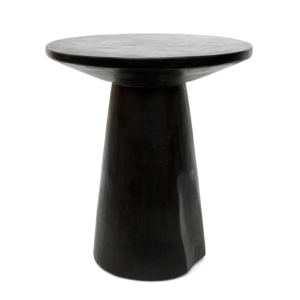 De Timber Conic Bijzettafel in zwart Munggur hout, handgemaakt met unieke scheuren en markeringen, compacte en karaktervolle tafel.