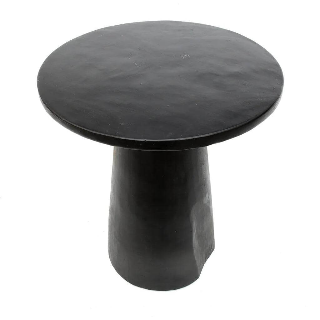Zwarte De Timber Conic bijzettafel van Munggur hout met unieke natuurlijke scheuren en texturen.