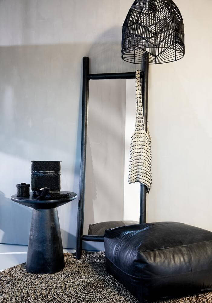 De Timber Conic bijzettafel in zwart Munggur hout, handgemaakt met unieke barsten en markeringen, past perfect in een eigentijds interieur.