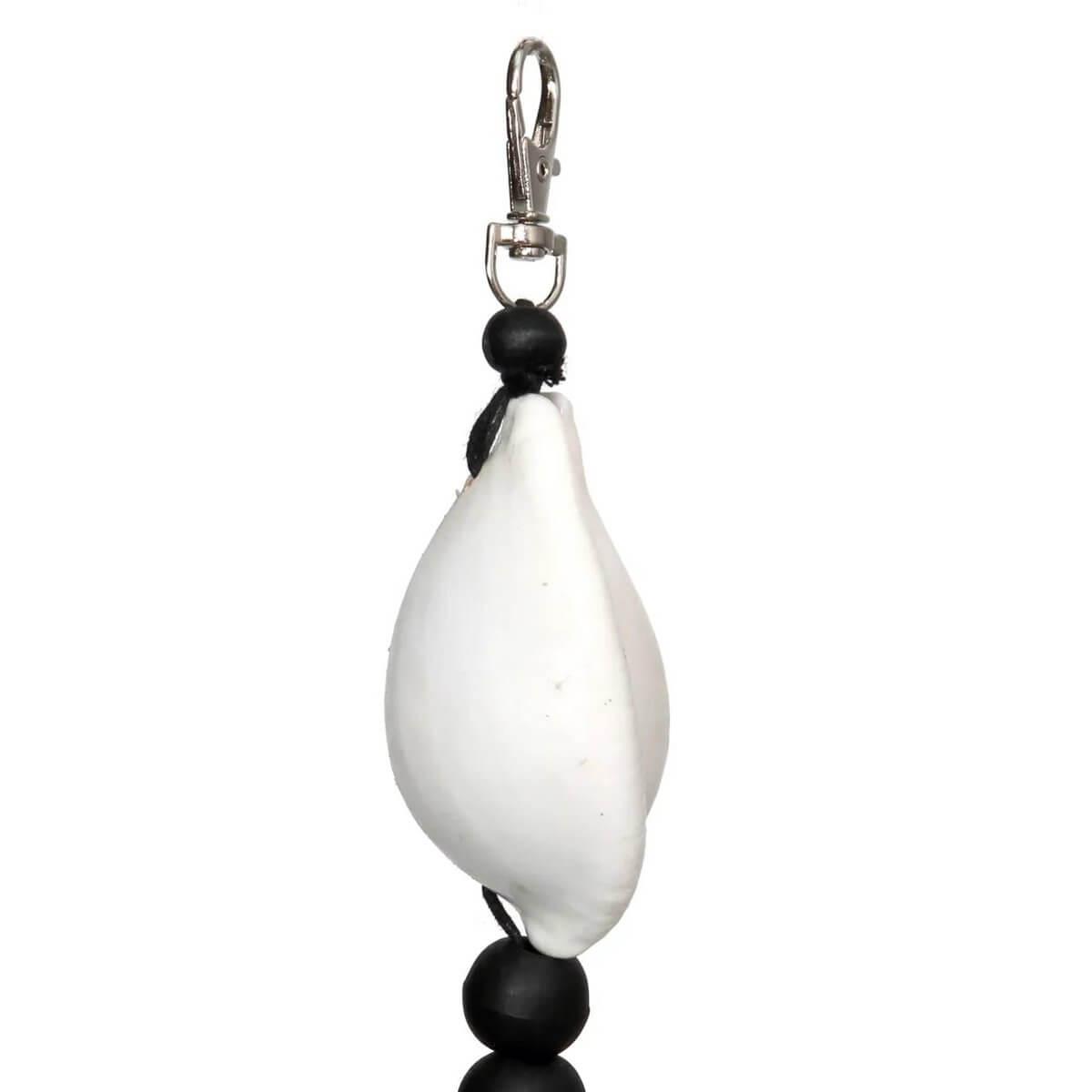Bohemian black and white keychain with large white shell, crafted from wood and cotton, offering elegance and easy access to your keys.