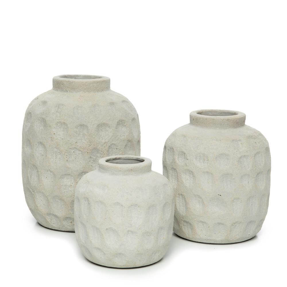 Alt Tag: Drie terracotta vazen met eigentijds patroon in betonlook, perfect voor gedroogde bloemen, in diverse maten.