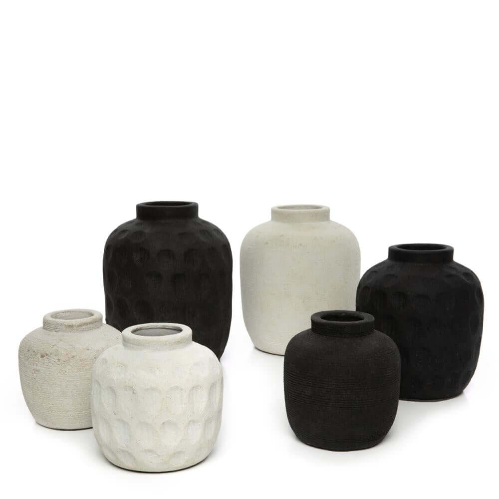 Set van stijlvolle zwarte en witte terracotta vazen met eigentijds patroon, perfect voor gedroogde bloemen. Hoogte 14 cm, kleur beton.