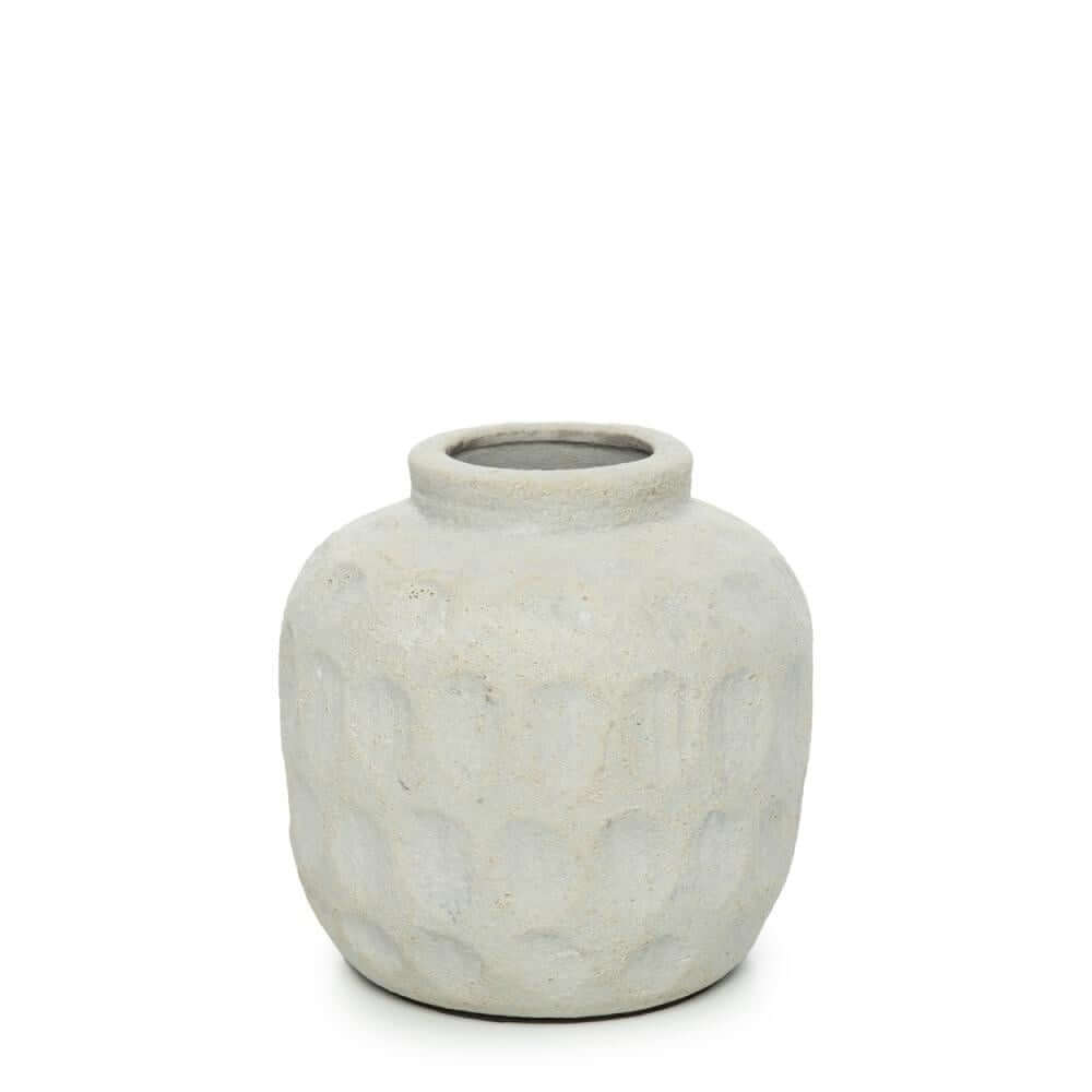 Betonnen trendy vaas met eigentijds patroon, ideaal voor droge bloemen en interieurdecoratie. Hoogte 14 cm.