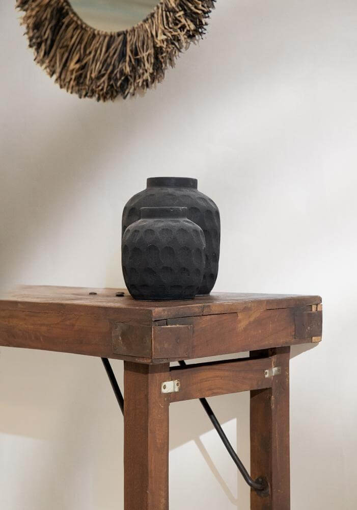 Zwarte terracotta vaas met eigentijds patroon op houten tafel, perfect voor gedroogde bloemen. Hoogte 18 cm, decoratieve blikvanger.
