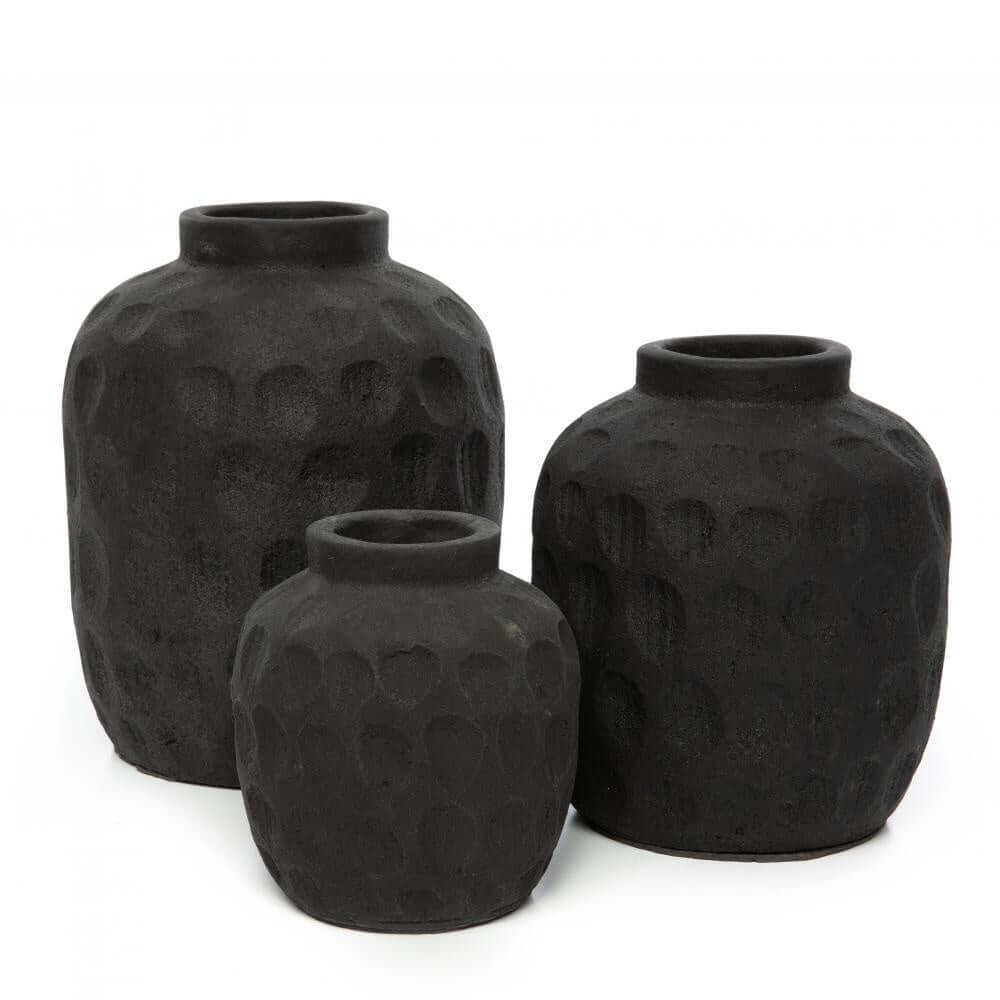 Trendy zwarte terracotta vaas set van drie maten, perfect voor droge bloemen.