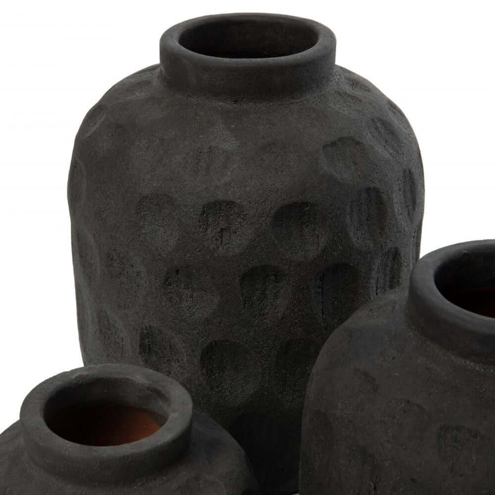 Zwarte terracotta vaas met eigentijds patroon, perfect voor gedroogde bloemen. Hoogte 18 cm. Blikvanger voor woonkamer of badkamer.