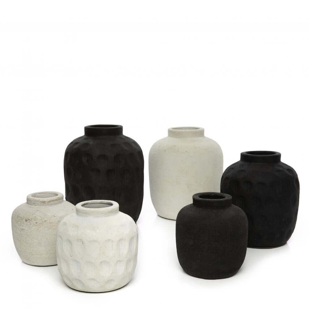 Zwarte en witte terracotta vazen in eigentijds patroon, perfect voor gedroogde bloemen. Beschikbaar in drie maten voor extra flair!