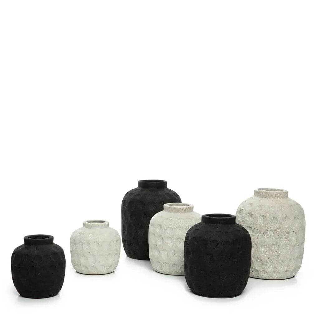 Zwarte terracotta vaas met eigentijds patroon, geschikt voor gedroogde bloemen, hoogte 14 cm, ideaal voor woonkamer of badkamer decor.