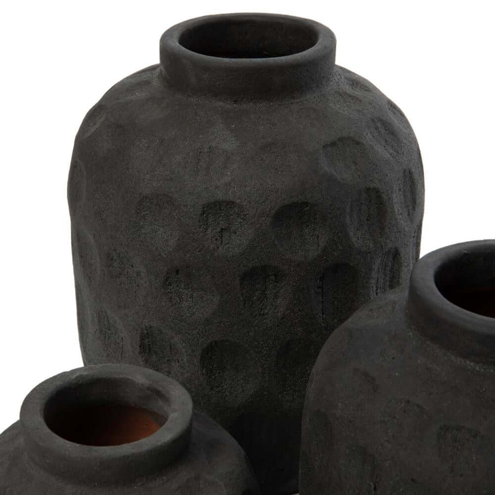Zwarte terracotta vazen met eigentijds patroon, geschikt voor gedroogde bloemen. De Trendy Vaas - S. Blikvanger voor huisdecoratie.