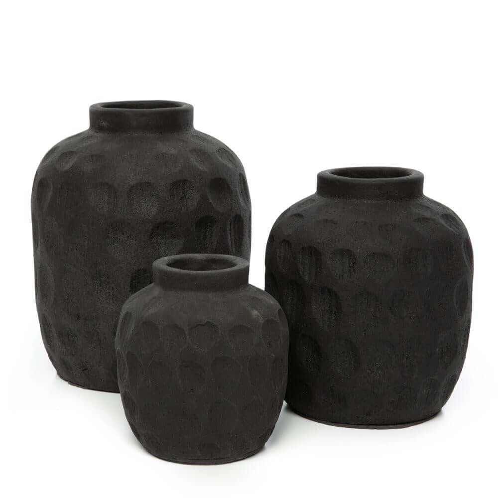 Zwarte terracotta vaas met eigentijds patroon voor droge bloemen, ideaal als blikvanger in woonkamers. Hoogte 14 cm.