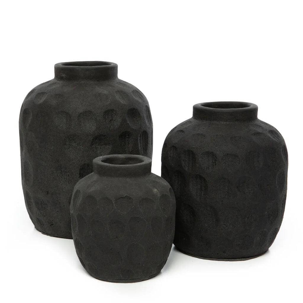 Drie zwarte terracotta vazen met eigentijds patroon, perfect voor droogbloemen. Hoogte: 14 cm. Sereen en stijlvol voor binnenruimtes.