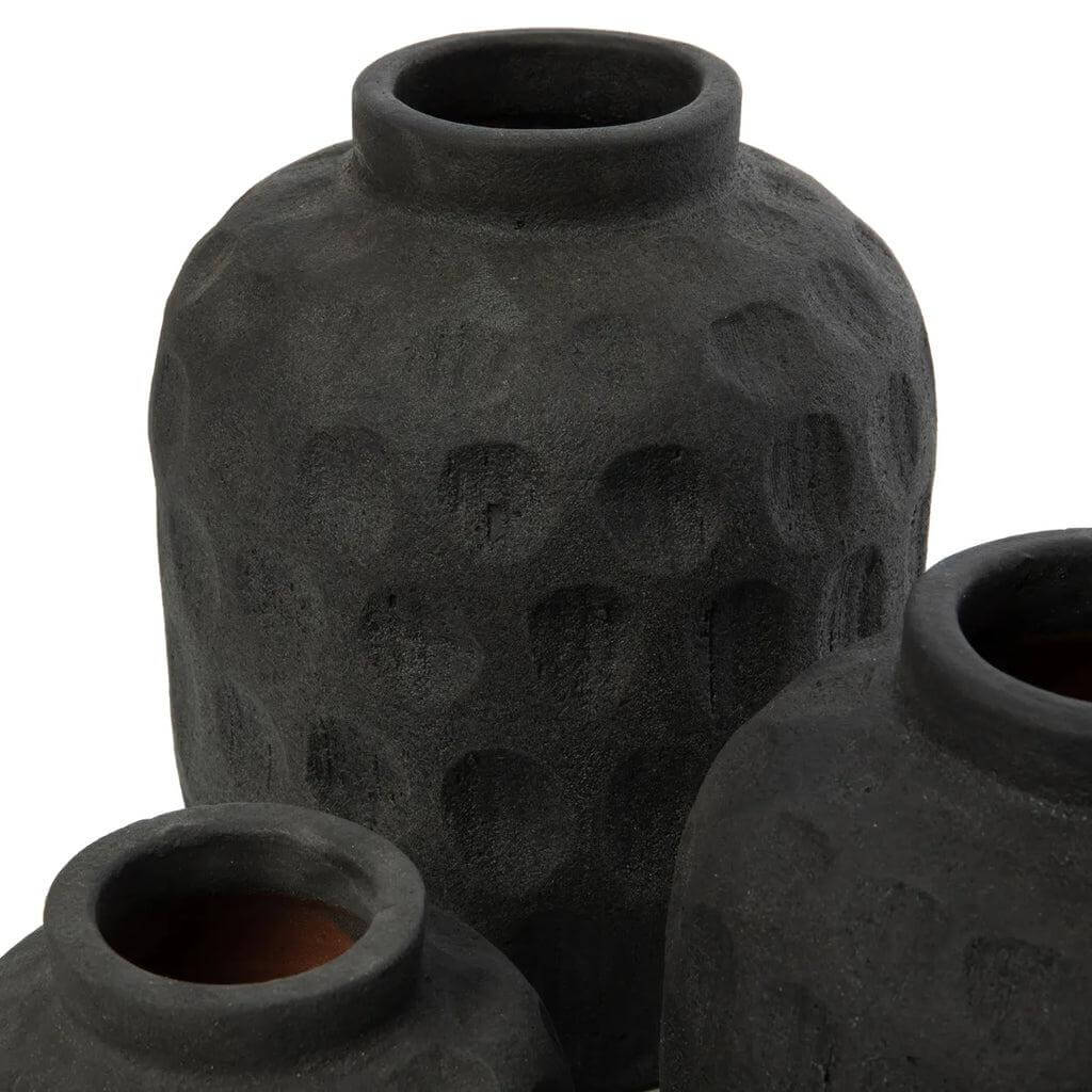 Zwarte terracotta vazen met eigentijds patroon, perfect voor gedroogde bloemen, in drie formaten. Hoogte 14 cm. Stijlvolle blikvangers.