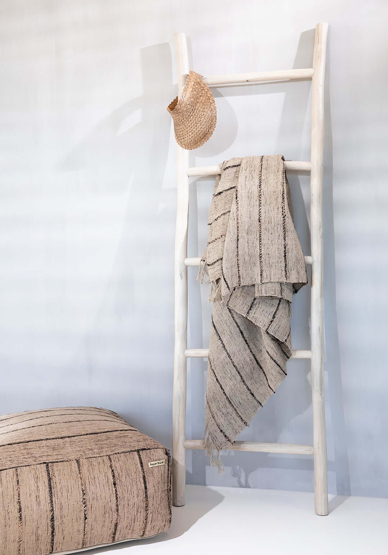 De Tulum Ladder van teak met handdoek en hoed, boho stijl, ideaal voor badkamer of woonkamer decor.