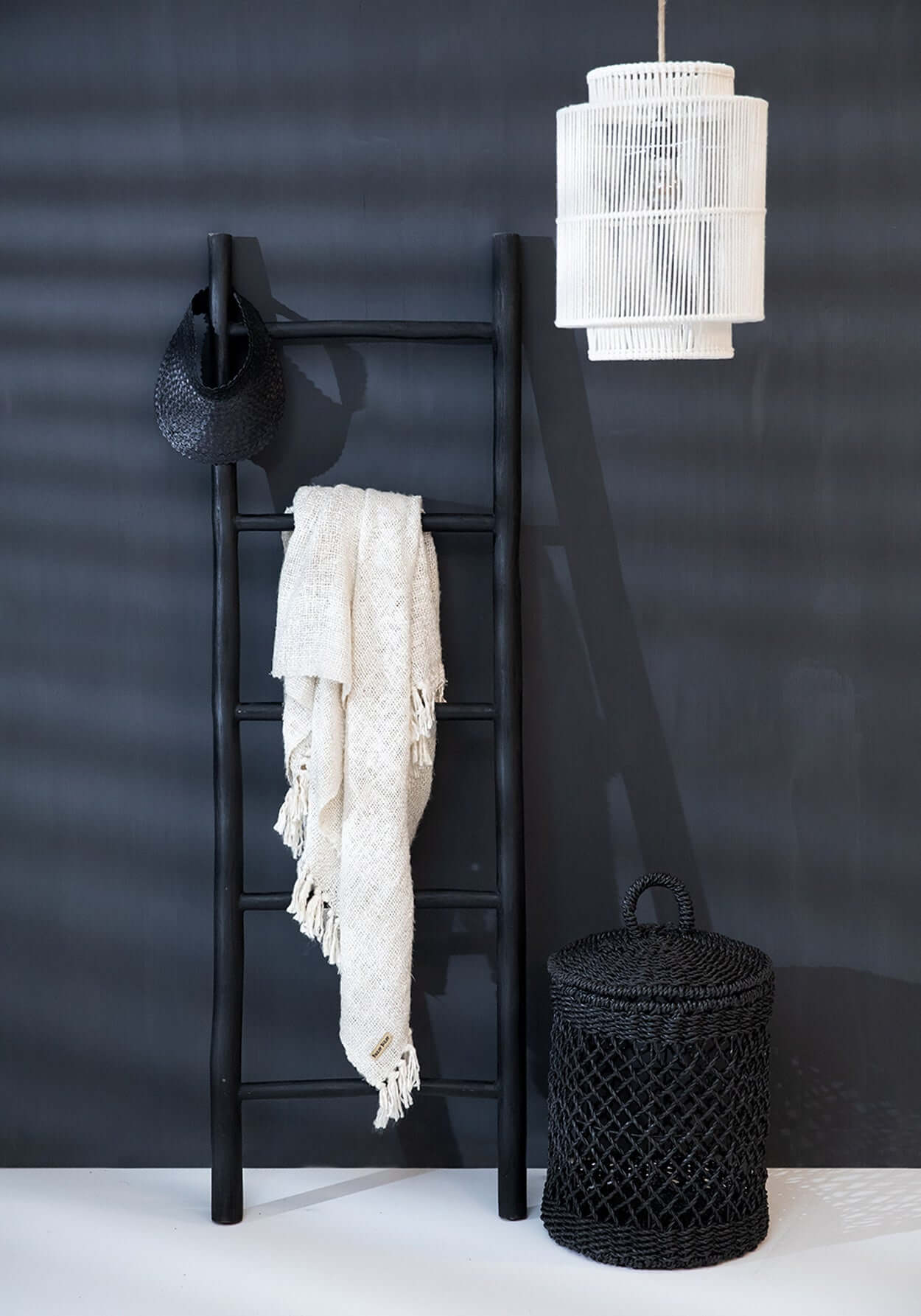 Natuurlijke zwarte teakhouten ladder met handdoek, past perfect in elke boho inrichting. Ideaal voor badkamer of woonkamer. Hang hem op!