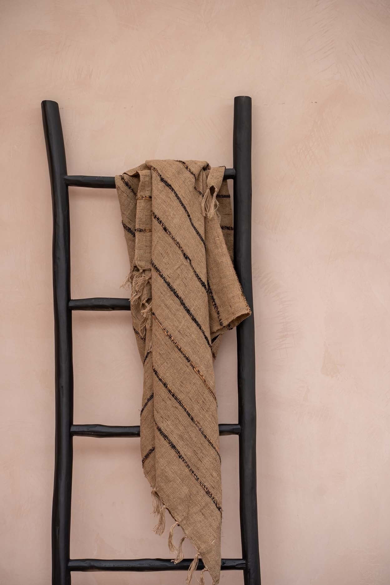 Teakhouten boho ladder met dekentje, perfect voor badkamer en woonkamer decor.