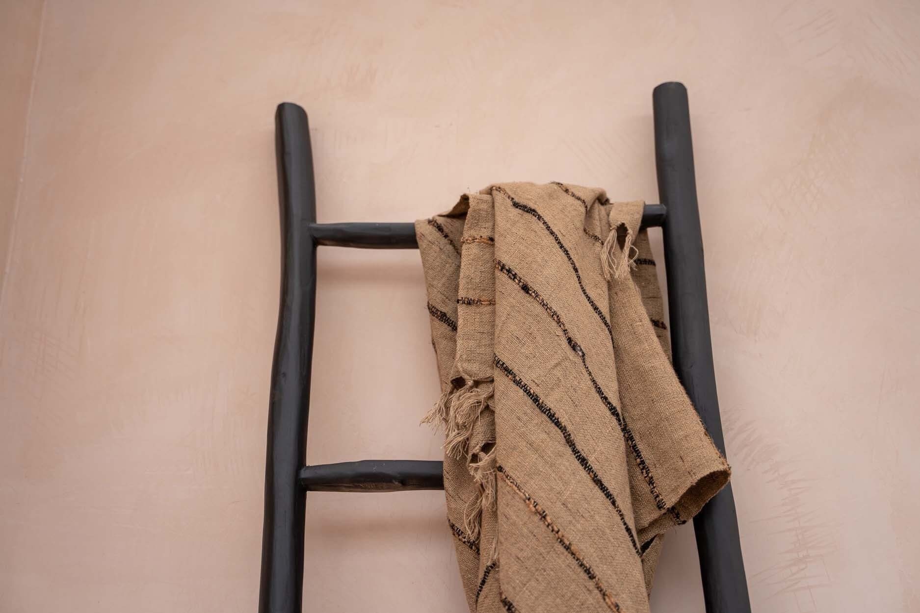 De Tulum Ladder - Zwart, massief teakhout met plaid, voor een boho-sfeer in badkamer of woonkamer. Decoratieve blikvanger.