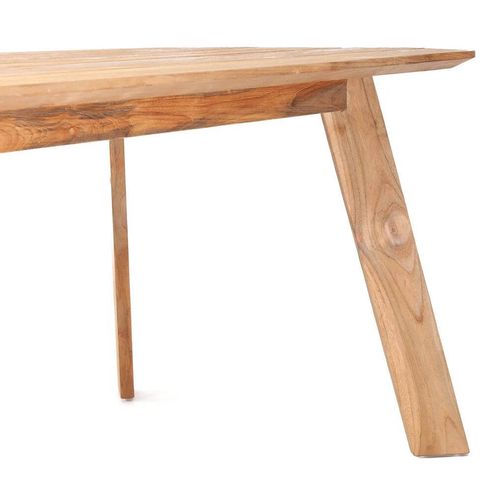 Moderne houten eettafel voor buitenshuis gebruik, voorzien van een stijlvol, minimalistisch design.