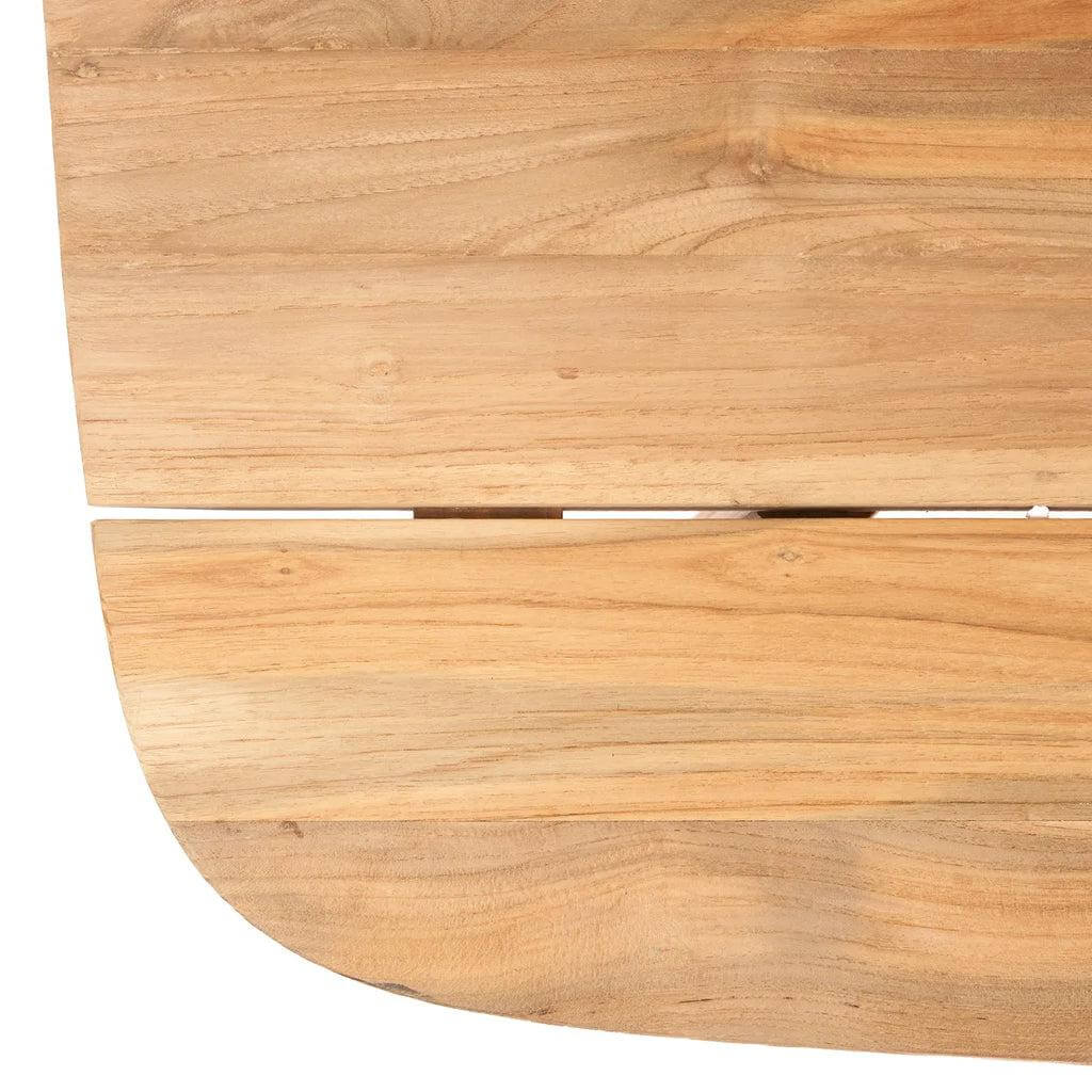 Close-up van de houten structuur van De Tutuala Eettafel, perfect voor buitenshuis gebruik.