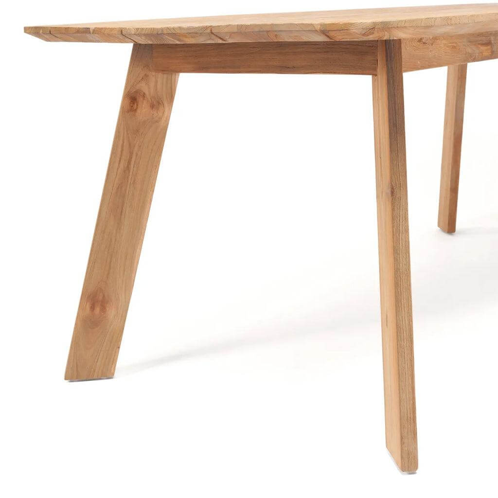 Massief houten eettafel voor buitengebruik met elegante, eenvoudige lijnen, genaamd De Tutuala.