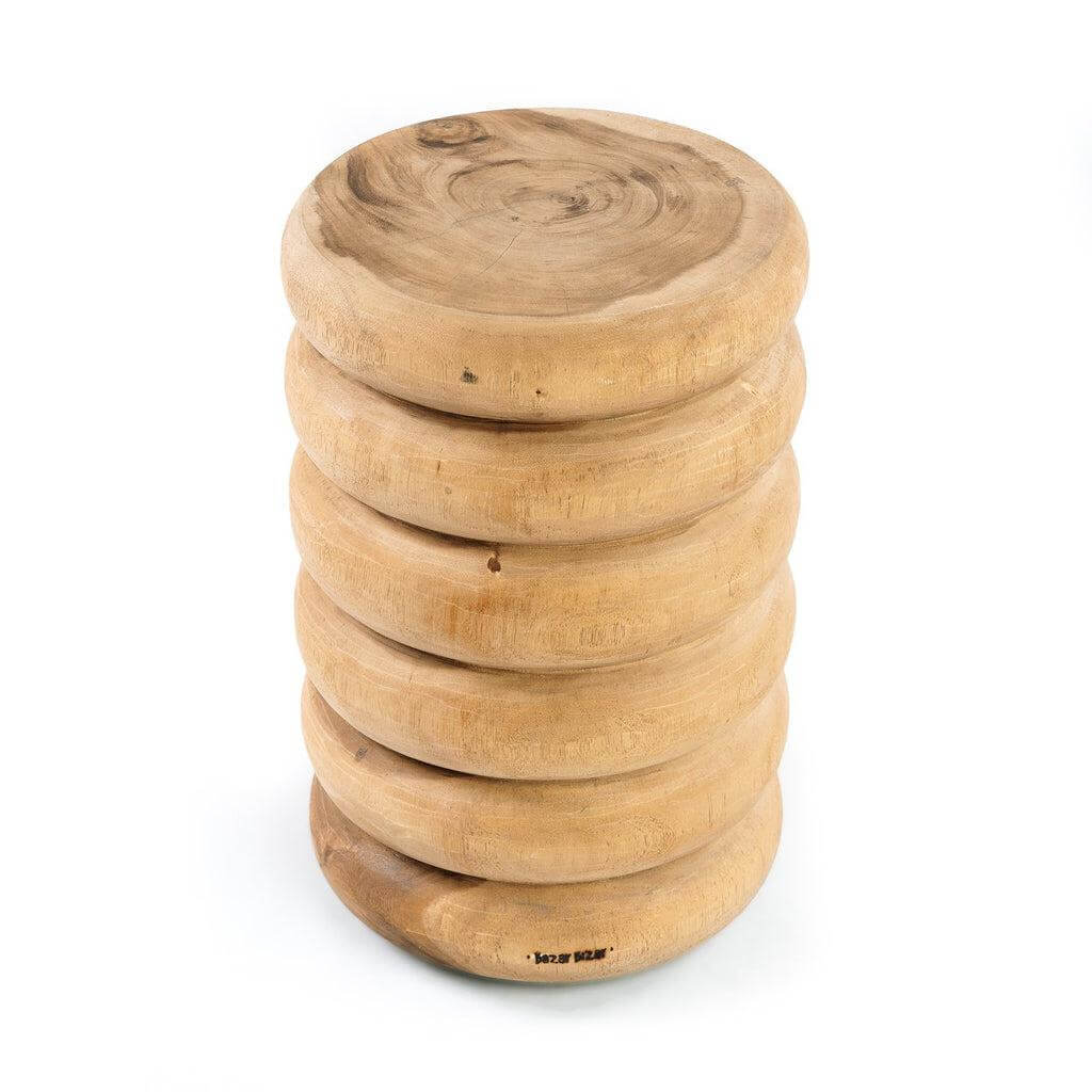 Natuurlijk houten krukje De Umiko, met zes gewelfde ringen, geslepen en gepolijst voor een gladde afwerking. Hoogte 45cm, kleur Naturel.