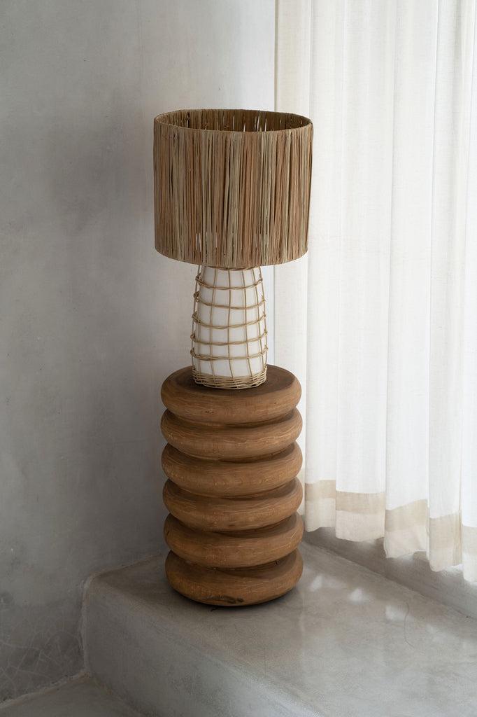 Elegant houten krukje met zes gewelfde ringen en natuurlijke afwerking, perfect als decoratief bijzettafeltje.