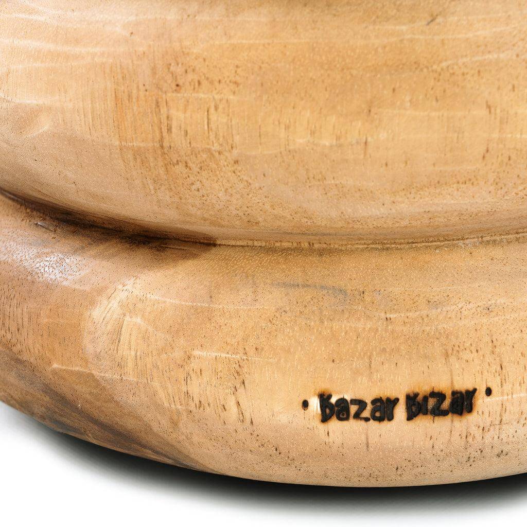 Close-up van De Umiko Kruk met gladgepolijste houten afwerking en logo, trendy en speels ontwerp voor veelzijdige inrichting.