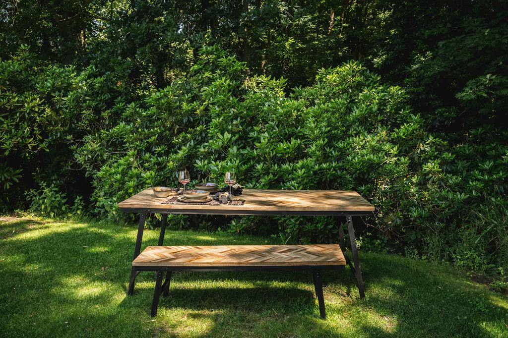 De Visgraat Bank - Naturel met teakhout en zwart ijzer, ideale inklapbare eettafel, buitenopstelling.